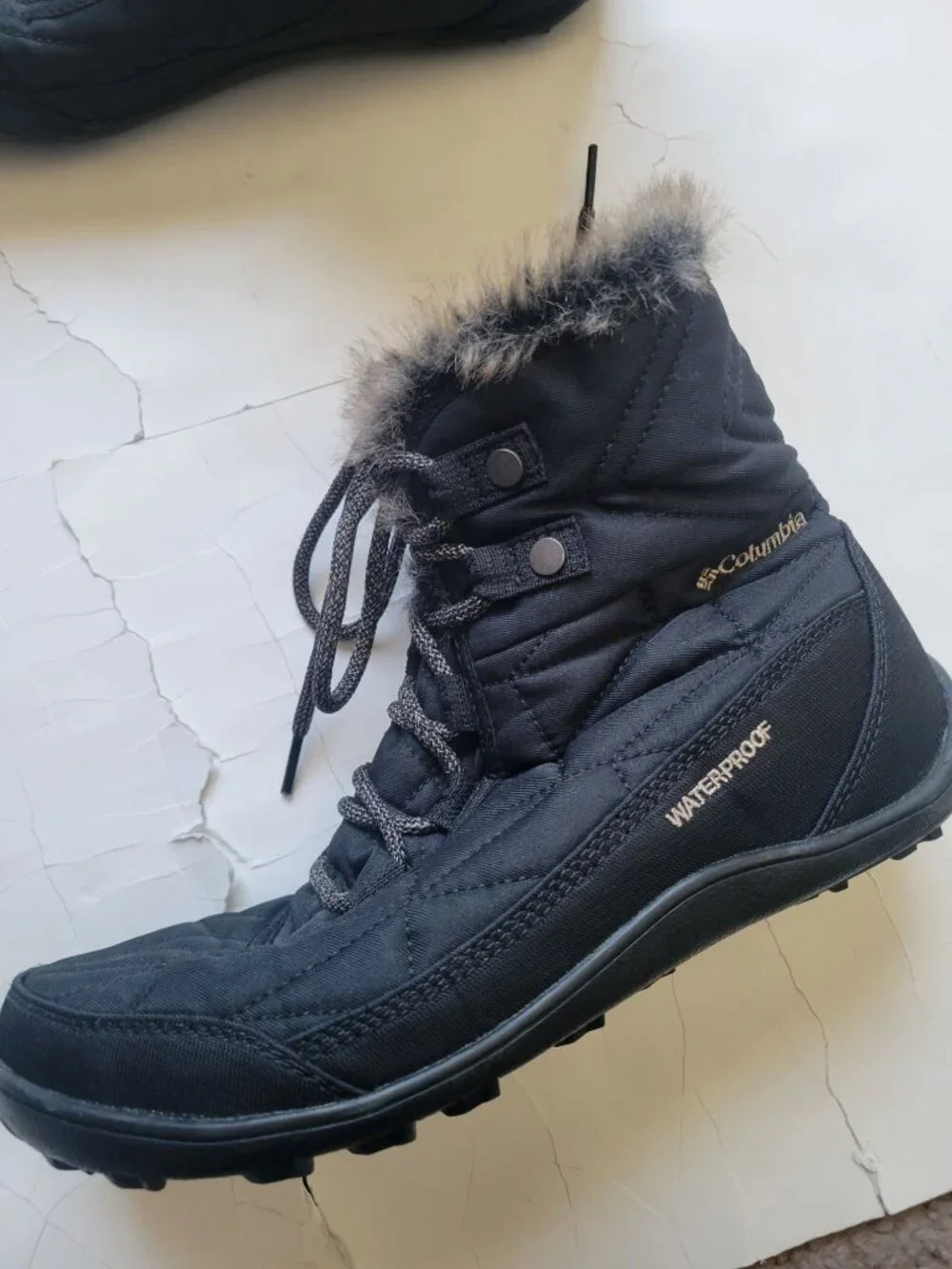 Columbia Women's Minx Shorty boots,  a black quilted design Faux Fur Trim Sz 9.5
